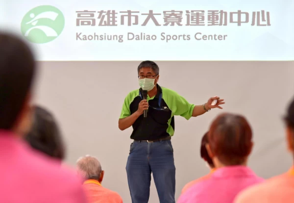 高雄市政府運動發展局副局長謝汀嵩也到場致意,與長輩們一起動一動。高雄市運發局提供
