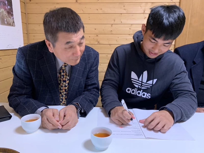 趙榮瑞帶蔡宇翔於日本佐賀鹿島釀造足球俱樂部簽約。(趙榮瑞提供)