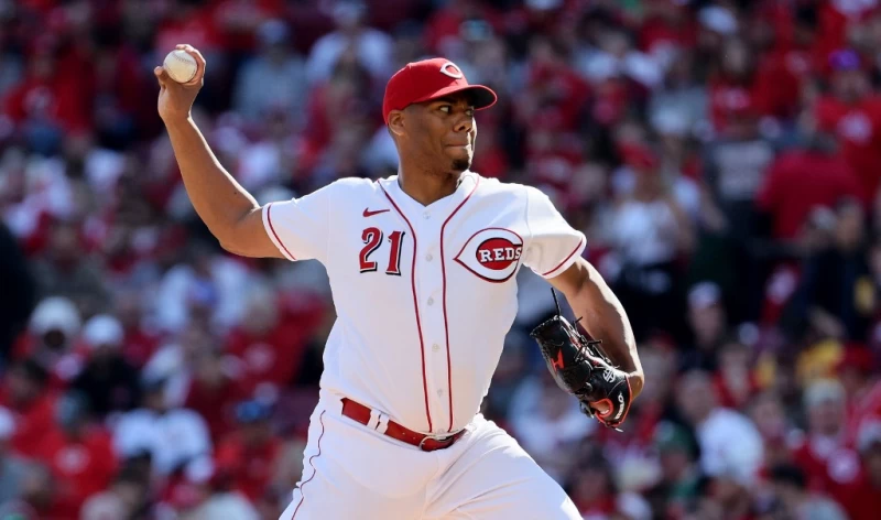 新生代火球男格林(Hunter Greene)開幕戰飆出44顆破百英里的速球。法新社