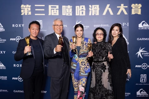 快艇衝浪女神陳美彤(中)熱血滑水家族。官方提供