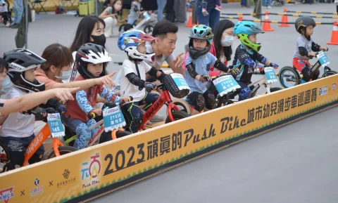 高雄市運動發展局幼兒滑步車活動上午10時於青少年運動園區極限運動場熱鬧開幕。運動發展局提供