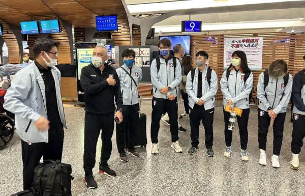 足協理事長王麟祥鼓勵中華女足奧運隊。足協提供