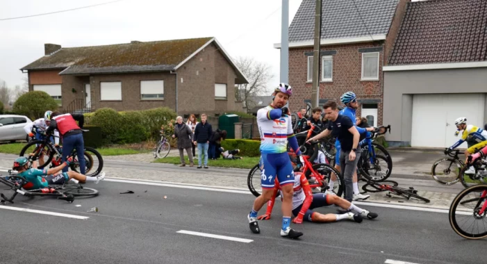 2016年冠軍薩根 (Peter Sagan,TotalEnergies) 在他最後一次環佛蘭德斯比賽中被迫早早棄賽。法新社