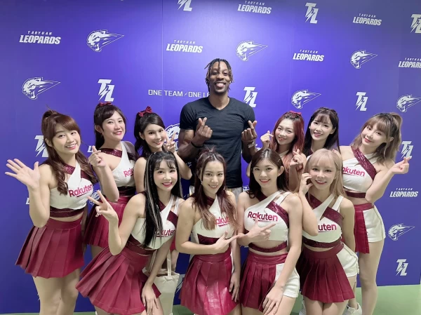 魔獸與樂天女孩開心合影。官方提供