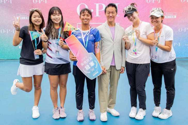 美傑仕集團董事長陳睿豐與女生畢業生共同合影留念。大會提供