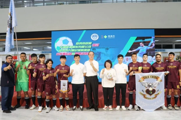 嘉義市政府與天晴能源公司簽訂嘉義市天晴足球俱樂部合作備忘錄。(嘉義市教育處提供)