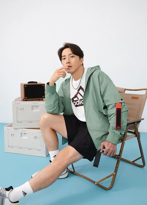 adidas 形象大使坤達穿著adidas City Escape系列連帽防風外套,展現兼具運動及時尚的雙重美學。官方提供