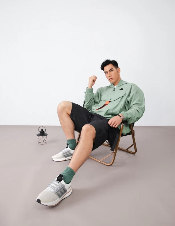 臺灣最速男楊俊瀚一展賽場下的休閒風格,俐落簡約的剪裁是他挑選日常服飾的標準,此回換上City Escape系列連帽衝鋒衣。官方提供