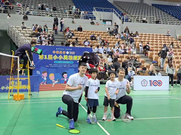 小小英雄運動會李洋王齊麟與小選手示範賽。官方提供