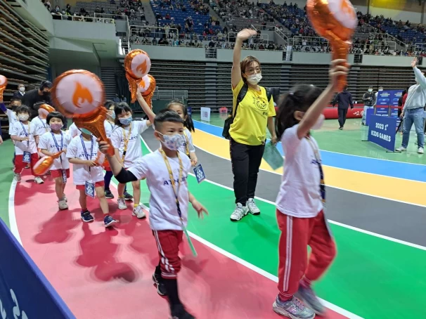 小小英雄運動會選手手舉聖火氣球進場。官方提供