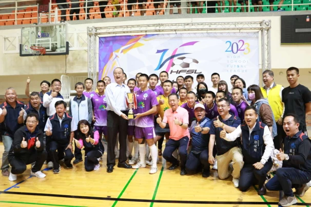 民雄農工奪冠，贊助商天晴能源董事長葉志忠親臨祝賀。（中華民國五人制足協提供）