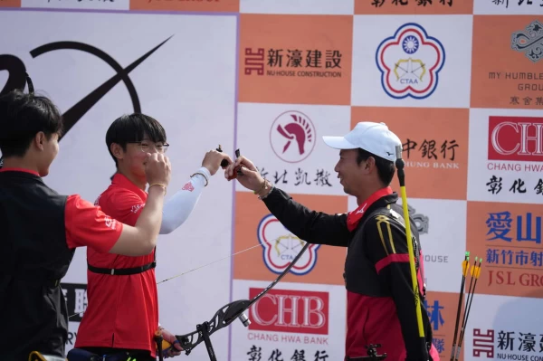 寒舍男團順利取勝魏均珩(右)與蘇于洋中等人擊掌慶祝。官方提供