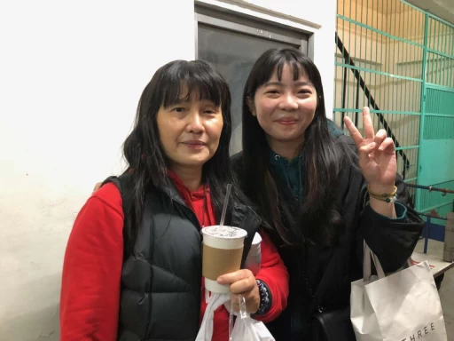帶著100學年HBL冠軍賽第四節三分球,助北一女追平OT後逆轉封后的幸運懷生傑出校友張宇涵,見證學妹逆轉與恩師何素青相見歡。大會提供