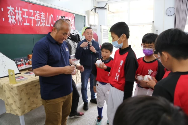 張泰山今到新竹寶山國小贈書並為小朋友簽名。寶山鄉公所提供