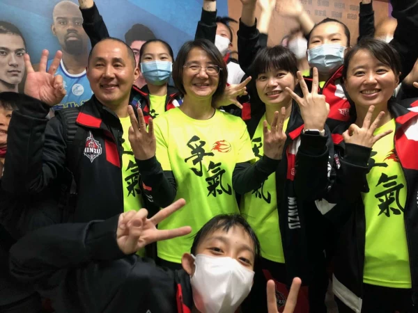 民族鎮隊鐵三角教練許秀勉、蔡慧茹、吳思璇及助教高鈺堯比出三連霸。大會提供
