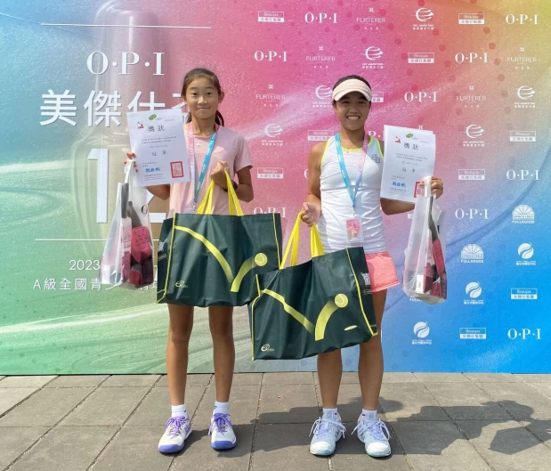 兩位今年世少代表隊隊員高芷涵(右)和花苡恩(左)，攜手贏得OPI盃14歲組女雙冠軍。李琢攝