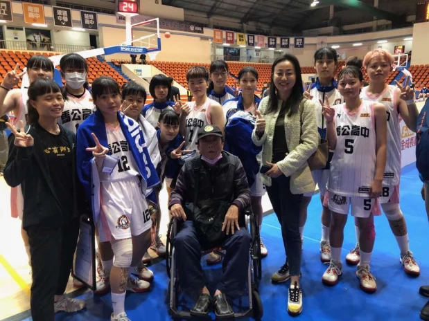 「輪椅教練」蕭國基助馬公女籃睽違6季重返8強。 大會提供