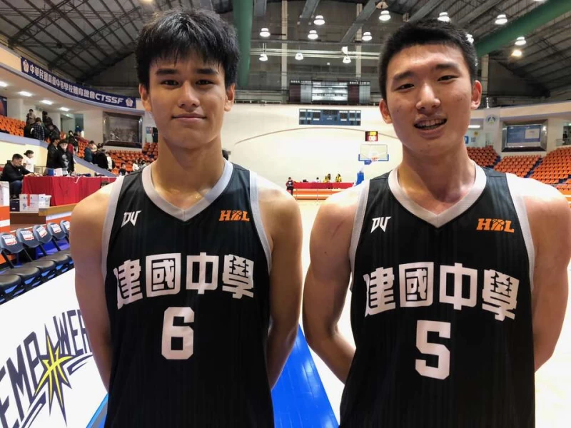 尋求二連霸的建中高三雙箭頭王中漢(右)陳浩單場齊發飆。大會提供