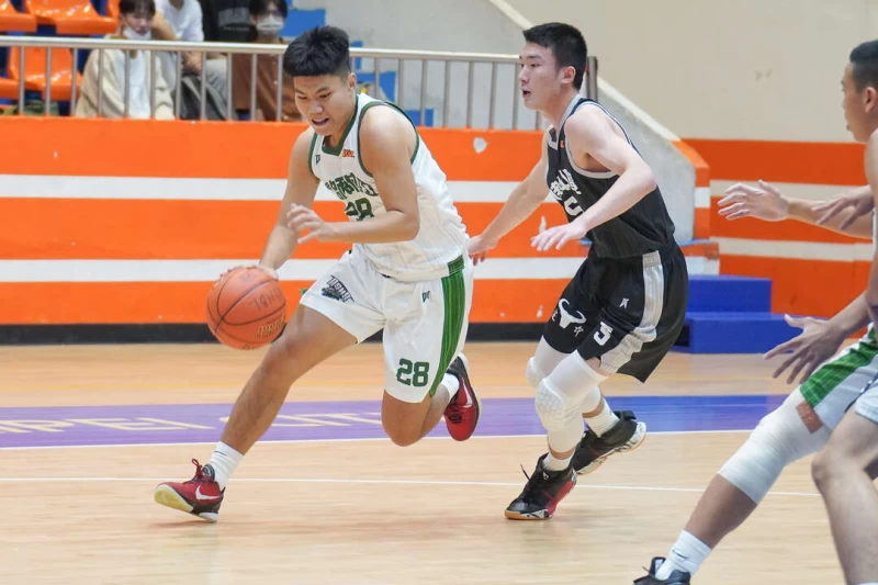 建中王中漢(右)21分17籃板12抄截生涯二度大三元。大會提供
