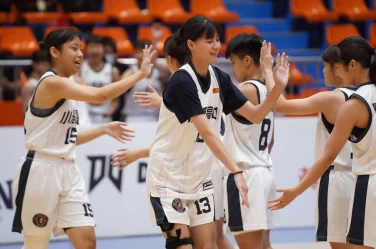 郭美詩跟隊友 give me five 。大會提供