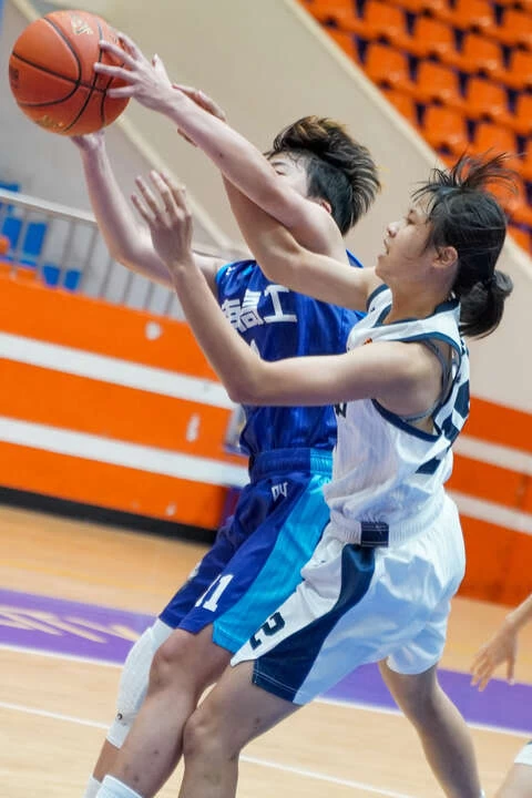 小港鄭安妤(右)12分12籃板雙十。大會提供