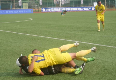 獲勝後的北門撲倒教練慶祝勝利。詹健全攝