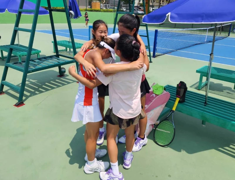 至善四位選手齊心合力,打進國女團體金牌戰後相擁慶祝。四維體育推廣教育基金會提供