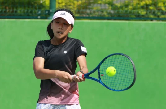 新興國中紀蓓宣在全中運國女團準決賽第一點經過苦戰,才以9-7險勝忠孝國中楊湘苓。四維體育推廣教育基金會提供