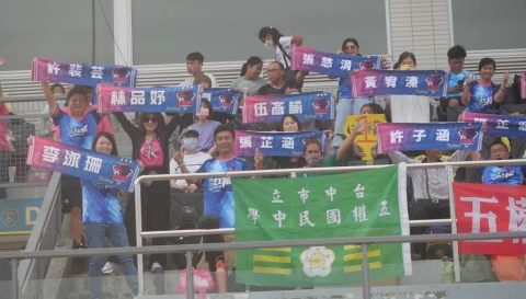 不少五權國中家長特別北上助威。詹健全攝