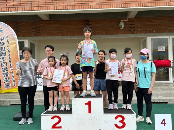 家庭組由3人組成競賽,嘉義圓崇國小的吳采諭與2個姐姐組成「有約而同」隊拿下金牌。大會提供