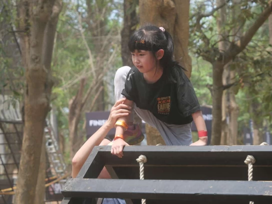 小選手邊哭邊完成比賽。大會提供