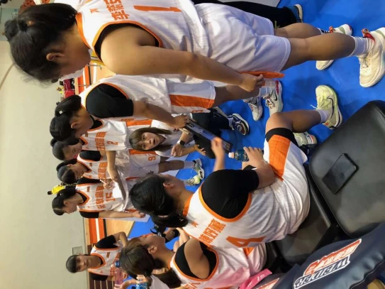 莊敬教練張歆可面授機宜。大會提供