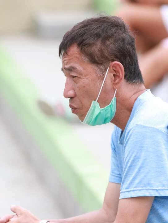 巫宏榮在至善任教15年,終於率隊贏得首面全中運國女團金牌。四維體育推廣教育基金會 提供