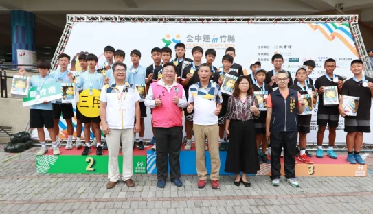 全中運國男團體前三名正興國中、三民國中、黎明國中,由網協理事長劉啟帆(前排中紅衣)頒獎。四維體育推廣教育基金會 提供