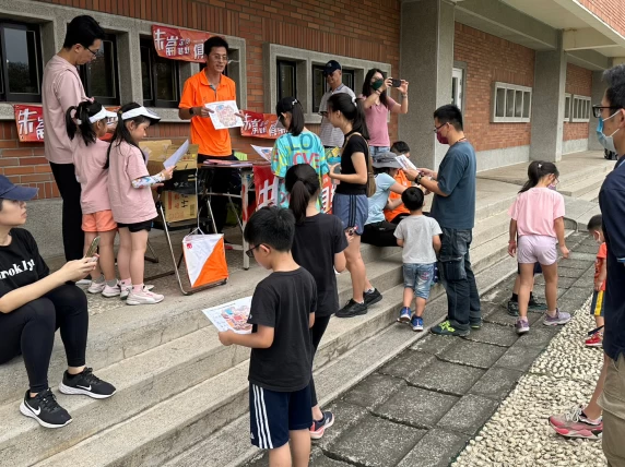 朱崙定向越野俱樂部向參賽者解說地圖判斷要點。大會提供