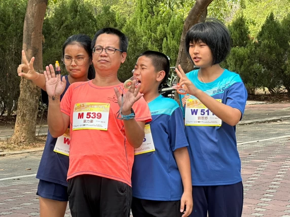 家長跟家裡小子互動有趣。大會提供