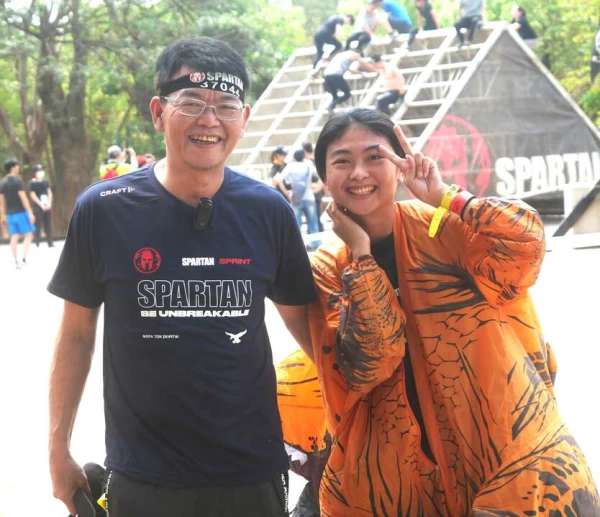 穿上恐龍裝的劉沛欣右與父親一同開心參賽。大會提供