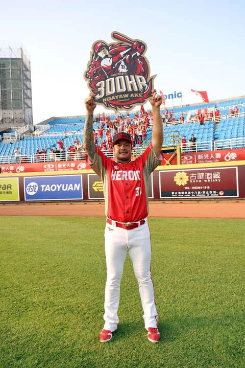林智勝300轟。味全龍提供