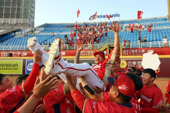 林智勝300轟。味全龍提供