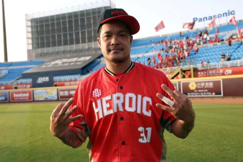 林智勝300轟。味全龍提供