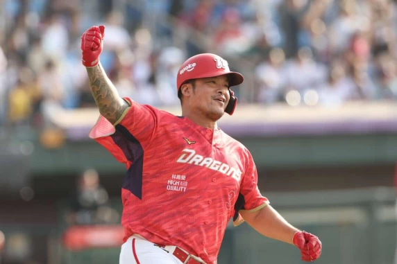 林智勝300轟。味全龍提供