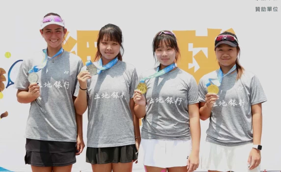 三民高中在全中運網球高女雙打金包銀,右起金牌林芳安、張天馨,銀牌梁宸弋、萬奕彣。四維體育推廣教育基金會 提供
