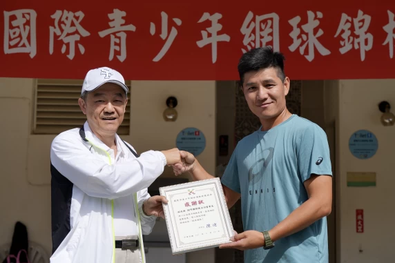 基隆市青少年網球運動發展協會教練李孟樺頒發感謝狀給翰可國際股份有限公司董事長陳洋淵。基隆市青少年網球運動發展協會提供