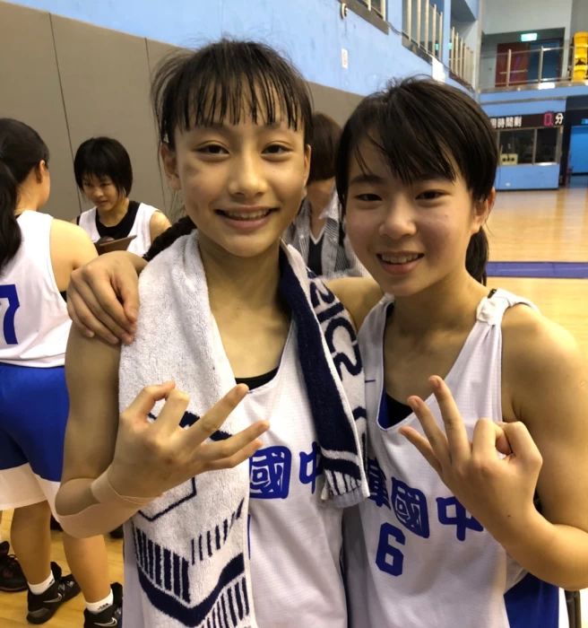 土庫菜鳥超級雙小吳沛萱(右)陳妍蓁再合飆8外線34分。大會提供