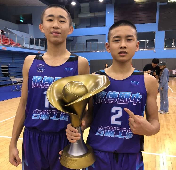 虛擬mvp三朝元老主控游元鈞(右)與打兩季的林子民。大會提供