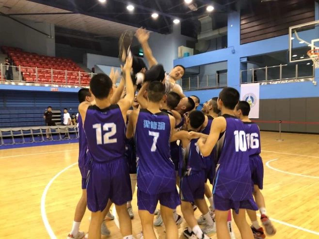 銘傳封王把教練拋在空中。大會提供