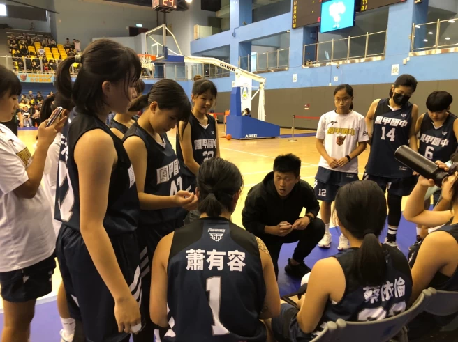 鳳甲教練蔡勝宏面授機宜。大會提供