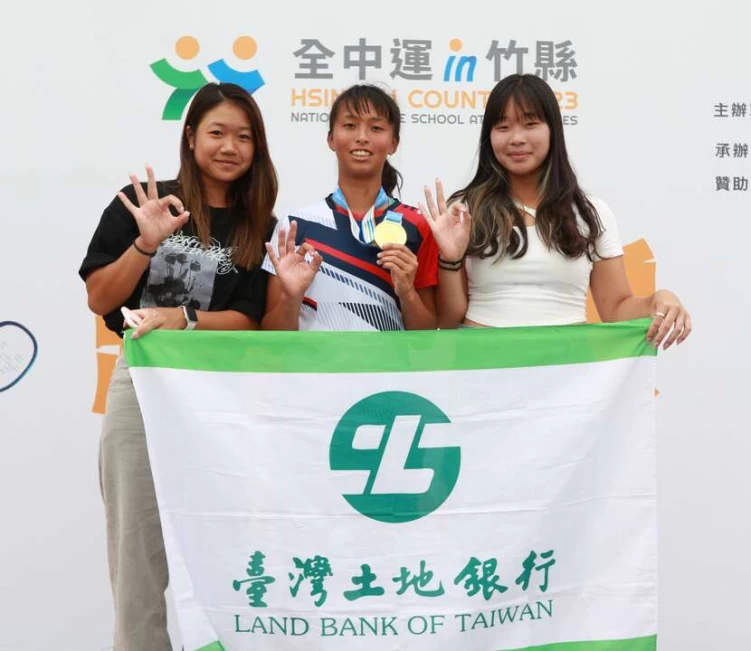 三民高中三女將(左起)林芳安、陳鈺蕓、張天馨比出手勢三,代表贏得本屆全中運三面金牌。四維體育推廣教育基金會提供