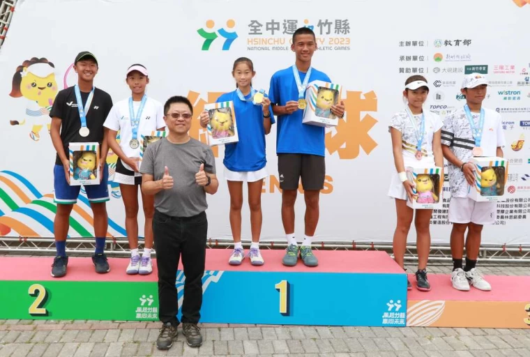 網協副理事長楊蔚萌(前排)頒獎給國中混雙前三名。四維體育推廣教育基金會提供