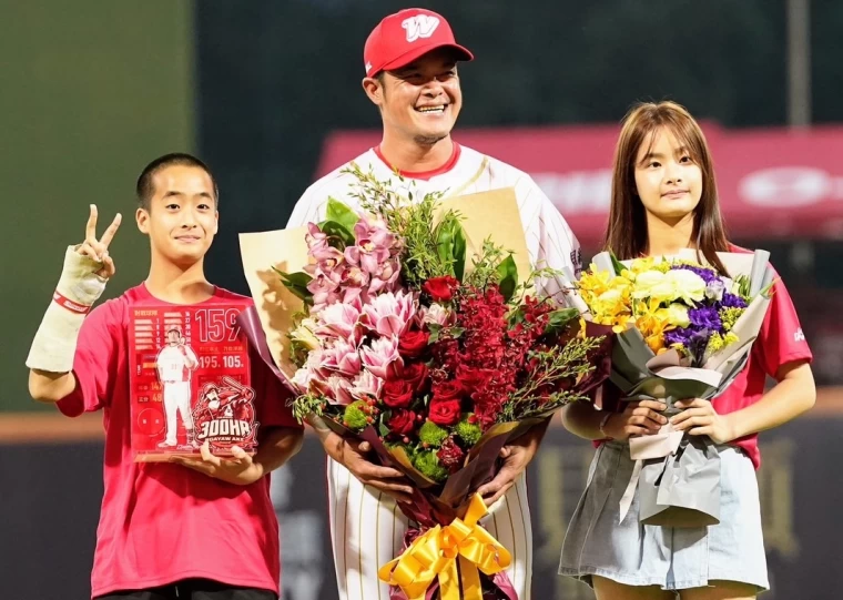 林智勝300轟紀念儀式。味全龍提供